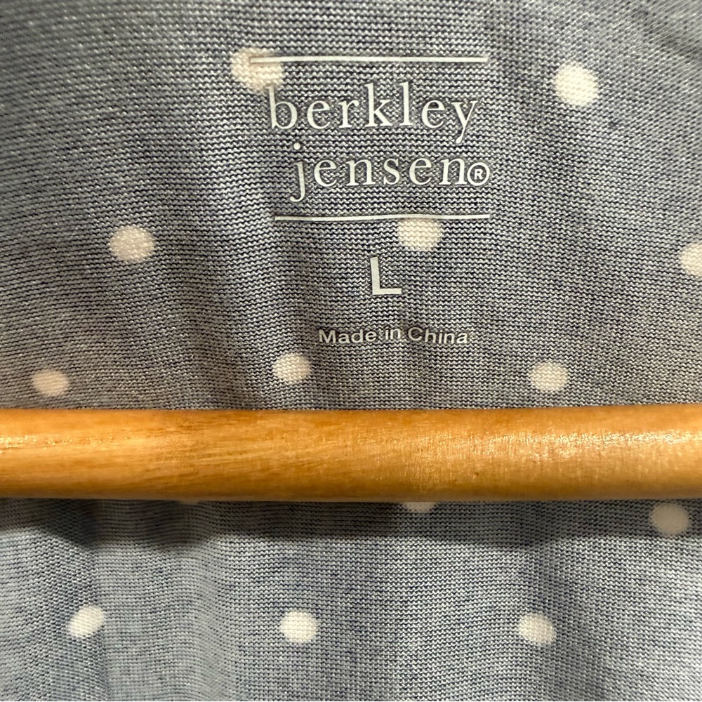 Berkley Jensen Women’s Navy Polka Dot Lace Trim Top Size L - Picture 2 of 3